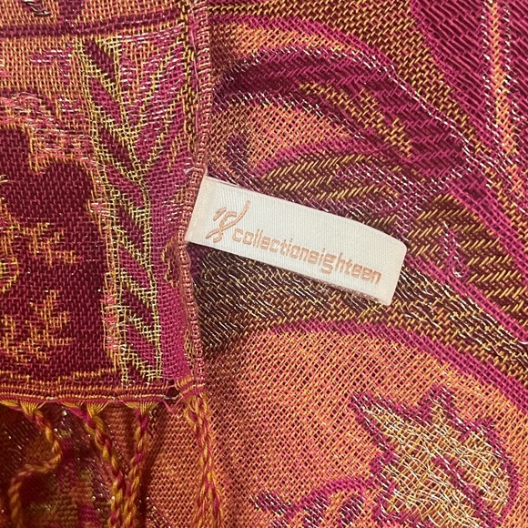 Collection 18 large pink/rose scarf with gold threads. - Picture 8 of 8